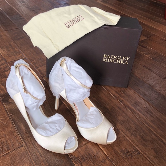 NIB Badgley Mischka Karson Crystals Peep toe Pumps - Picture 4 of 8